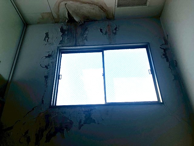 雨漏りで天井が崩れている